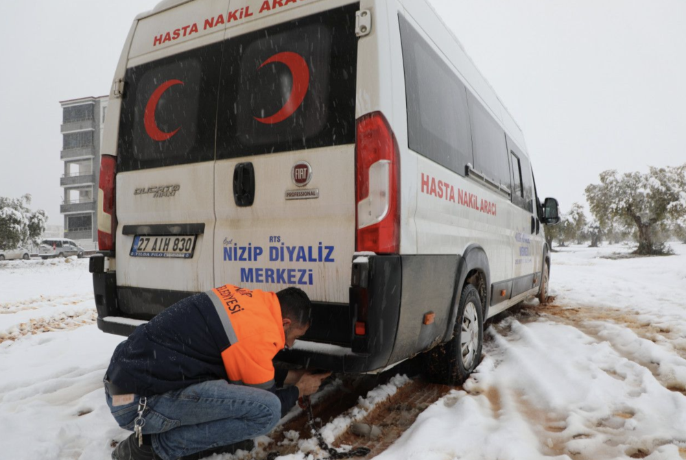 Gaziantep'te karda mahsur kalan hasta nakil aracı belediye ekiplerince kurtarıldı