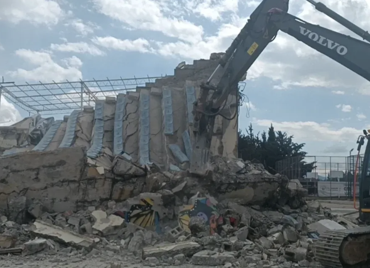 İslahiye'de stadyum tribünlerinin yıkımına başlandı